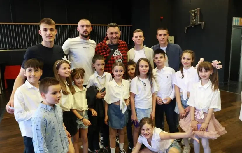 Fudbaleri Partizana prisustvovali humanitarnoj predstavi "Muke iz klupe"