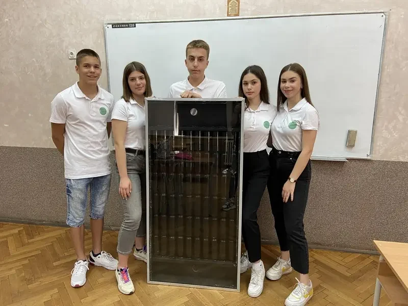 Матуранти нишке гимнaзије „Бора Станковић“ направили соларни панел од лименки
