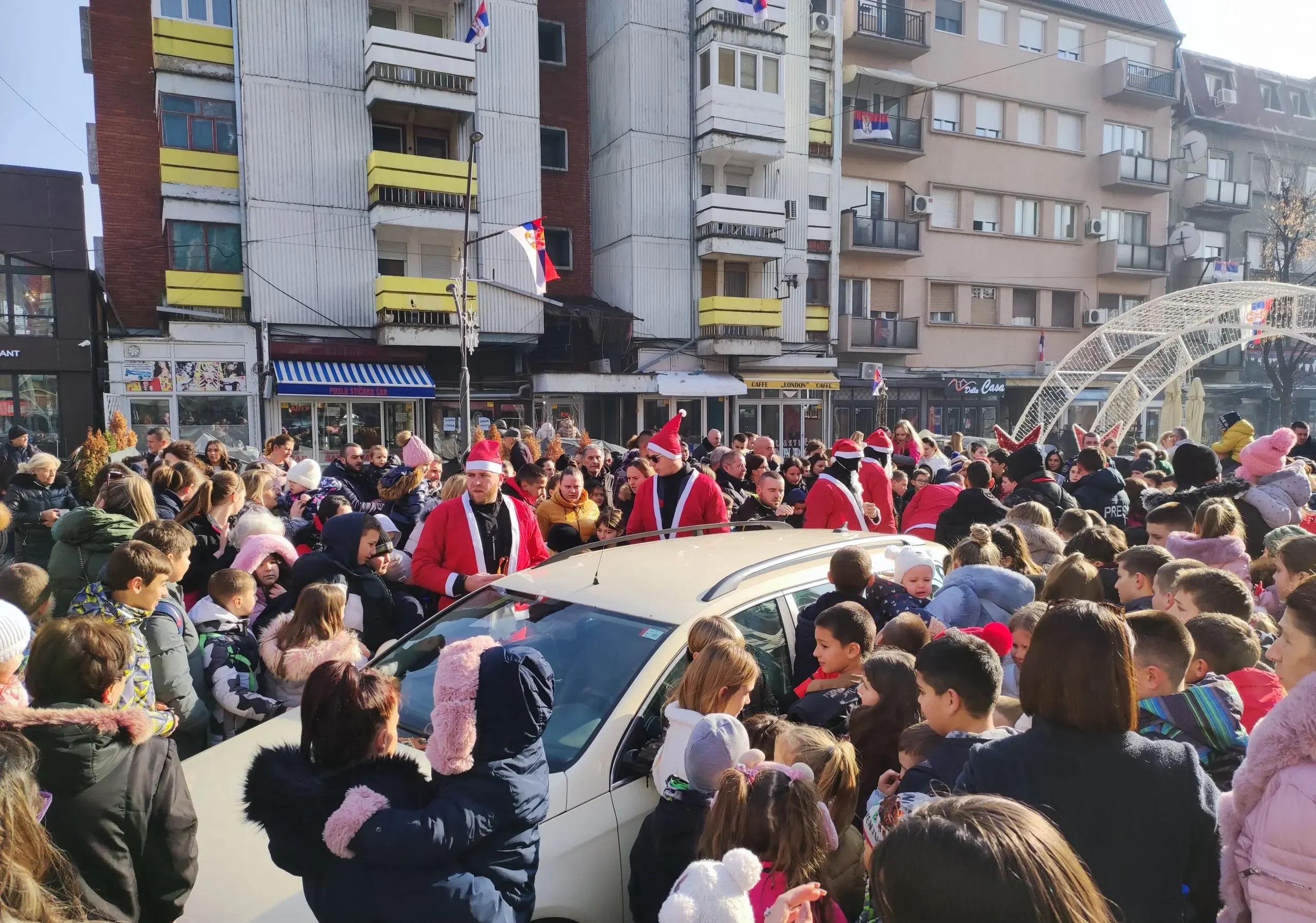 Moto klub „Gazimestan“ u akciji darivanja: Paketići za mališane u Severnoj Mitrovici