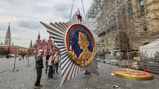 Декорисање Црвеног трга у Москви за Дан победе (EPA-EFE/YURI KOCHETKOV)