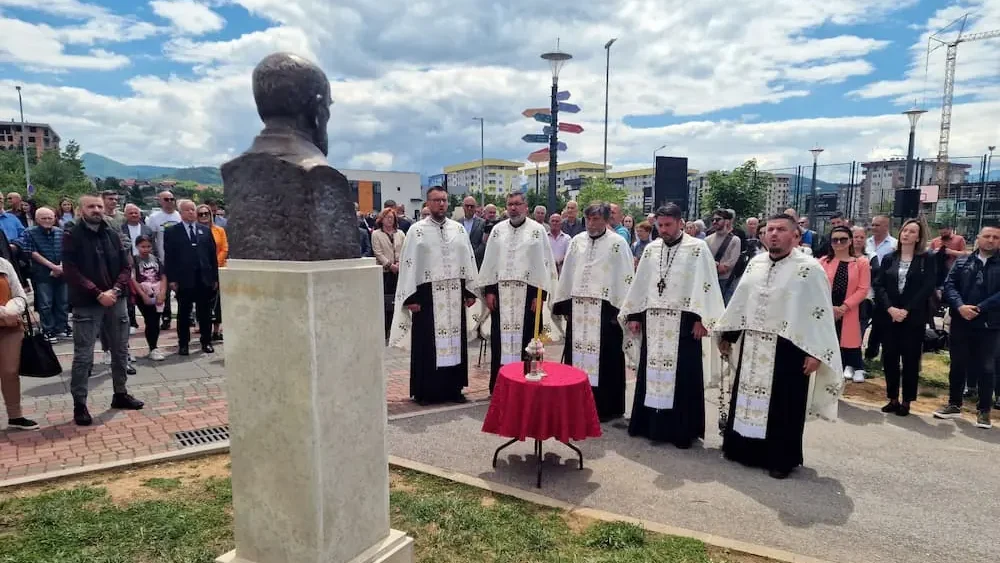 Прота Војо Чаркић биста