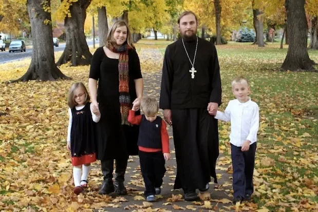 Pravoslavni sveštenik sa svojom porodicom