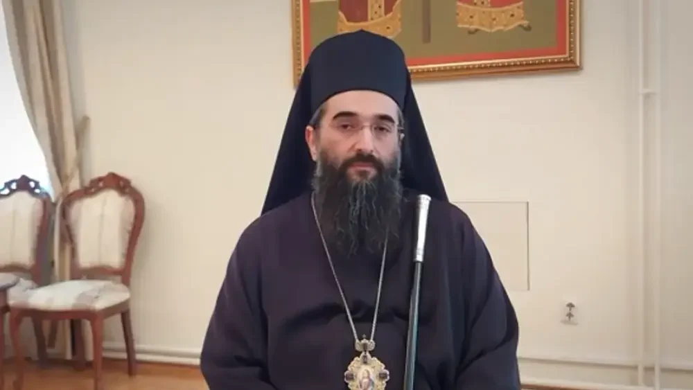 Митрополит Арсеније уручује помоћ породицама које су остале без домова у пожарима