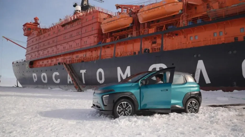 "Rosatom" testira elektroautomobil "Atom" na nuklearnom ledolomcu kao deo promotivne kampanje
