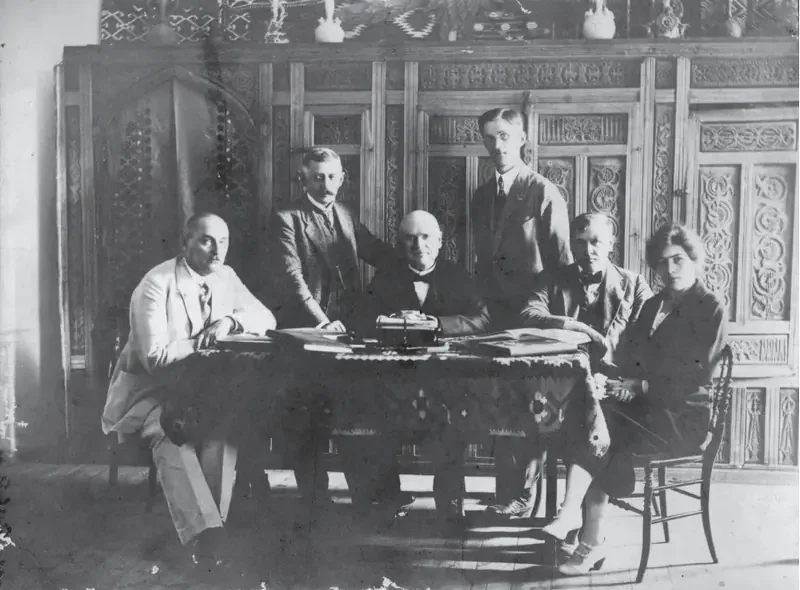 Sima Trojanović ( u sredini)