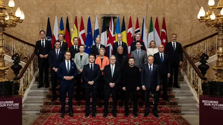 Britanski premijer Kir Starmer (ispred, u sredini) pozira za porodičnu fotografiju sa liderima tokom Samita evropskih lidera u Lankaster hausu u Londonu, Ujedinjeno Kraljevstvo, 2. marta 2025. godine.