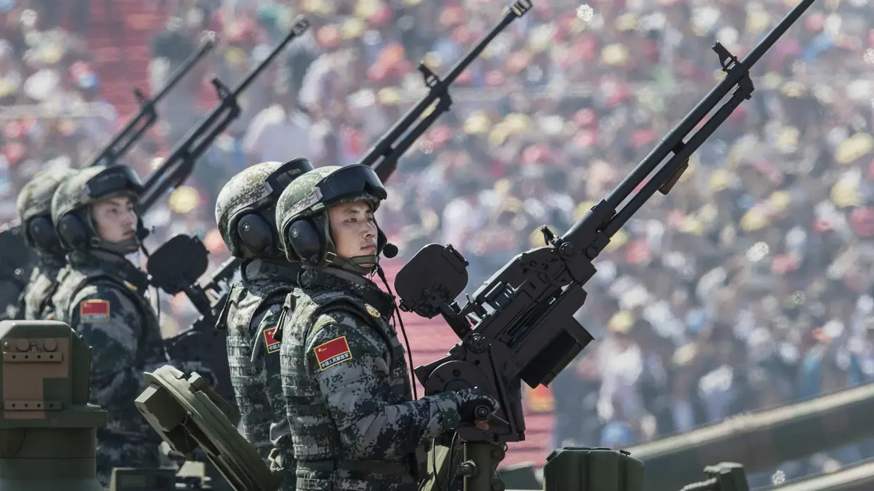 Kineski vojnici voze se u oklopnom vozilu držeći mitraljeze dok prolaze ispred Tjenanmen trga i Zabranjenog grada tokom vojne parade u Pekingu, Kina.