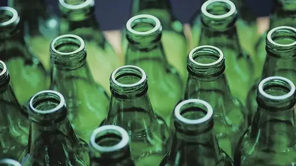 Iznenađujuće otkriće: Pića u staklenim bocama sadrže više mikroplastike nego ona u plastičnim bocama