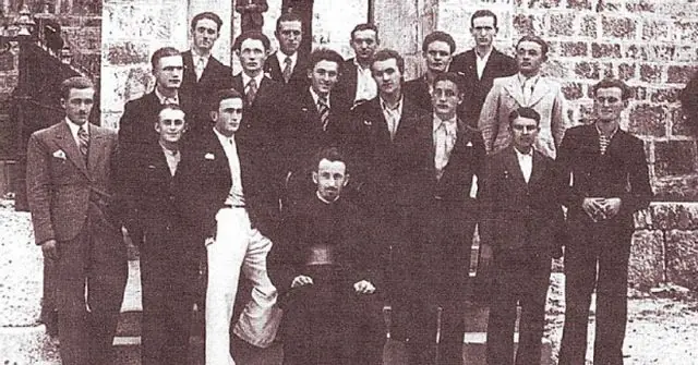 Otac Luka Vukmanović sa učenicima Bogoslovije na Cetinju 1937. godine