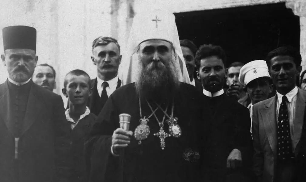 Патријарх Варнава Росић са свештенством