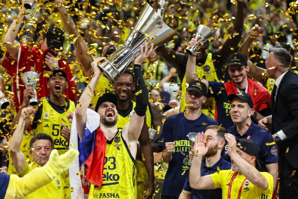 Marko Gudurić sa trofejem Evrolige