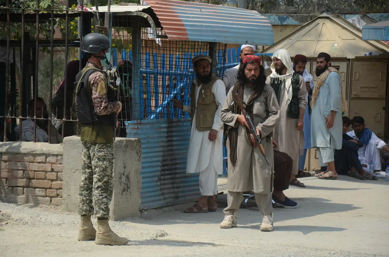 Пакистански војници и борци талибана стоје на стражи на граничном прелазу између Пакистана и Авганистана у Торкхаму, округ Кајбер. © Хусеин Али / Пацифик Прес / ЛајтРокет 