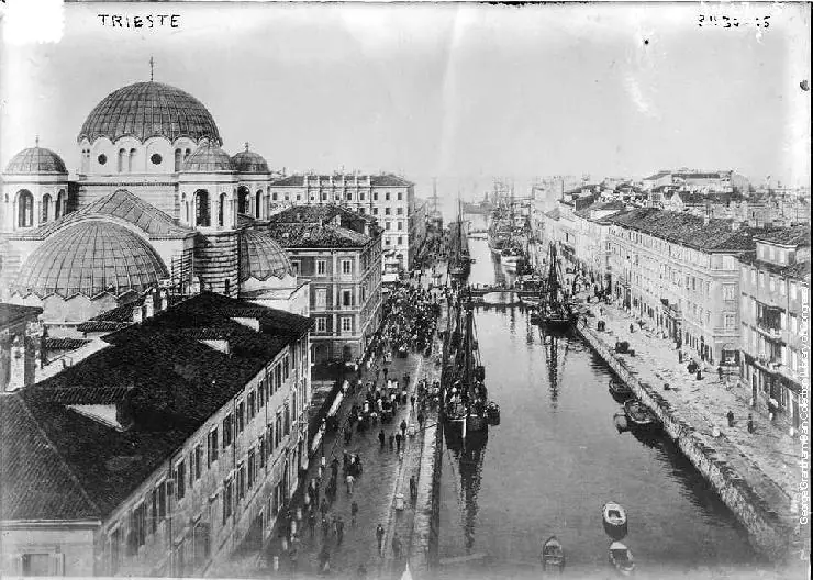 Велики канал у Трсту: лијево је српска православна црква Св. Спиридона, а одмах иза ње Палата Куртовића.