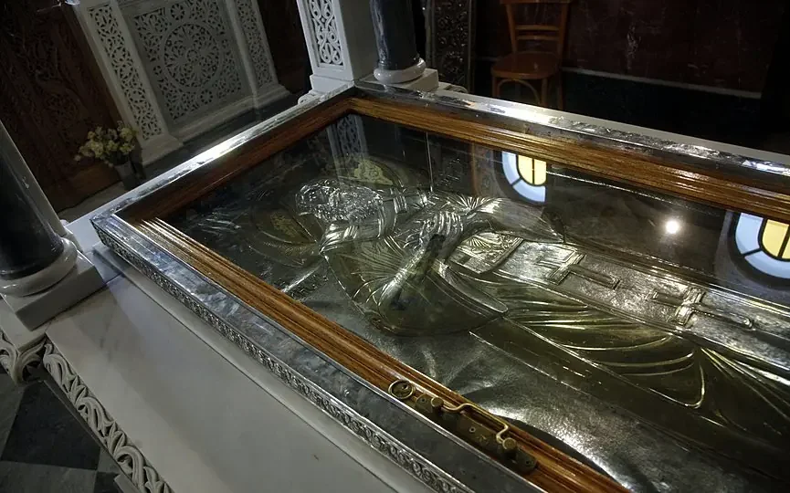 Ударци у гроб Св. Нектарија: Свакодневно чудо на Егини