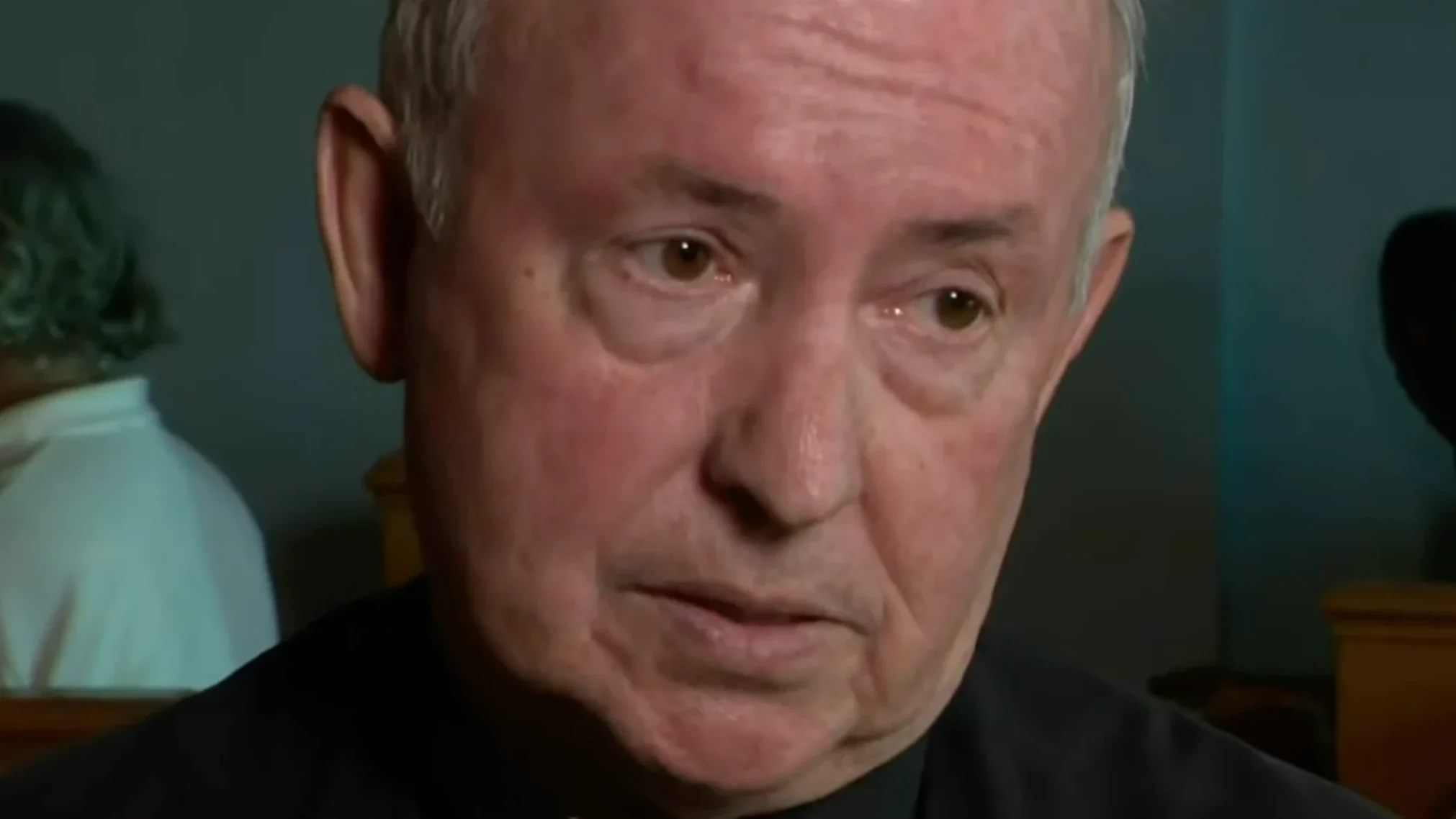 sveštenik kažnjen zbog hranjenja beskućnika