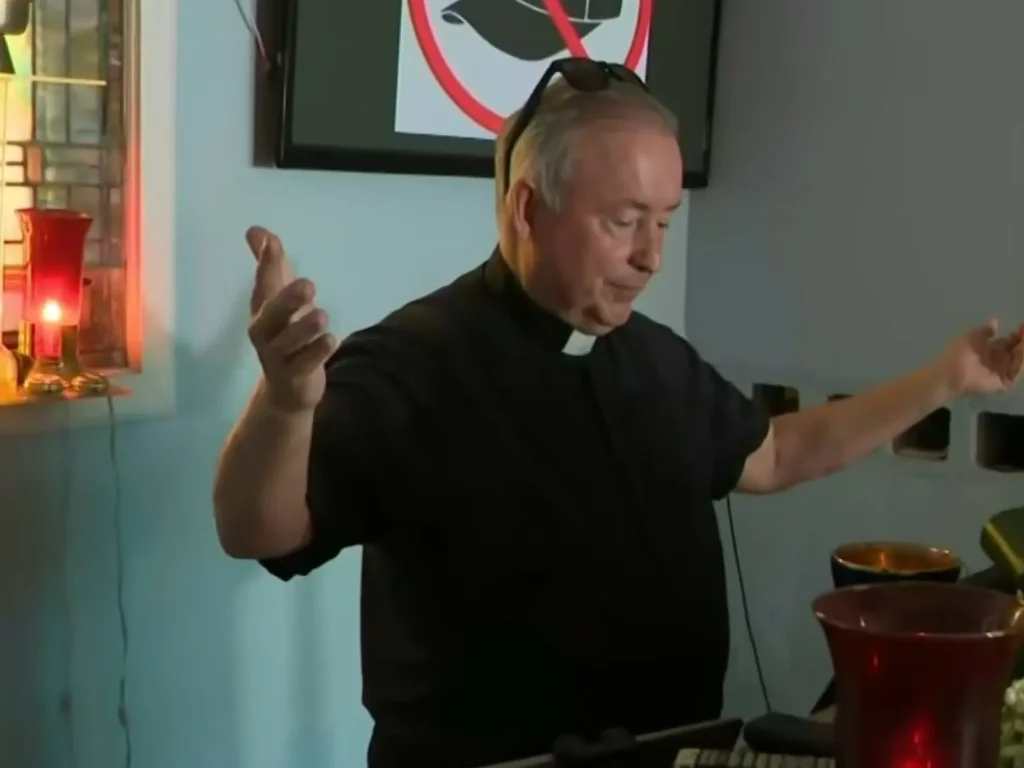 Sveštenik Bob Kodil