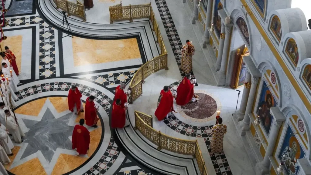 Приказ СПЦ у филму СПЦ свештеници храм богослужење